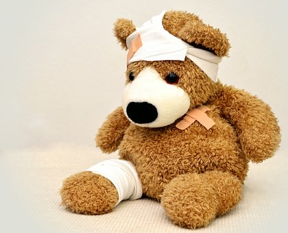pourquoi mission humanitaire : peluche ours avec bandage