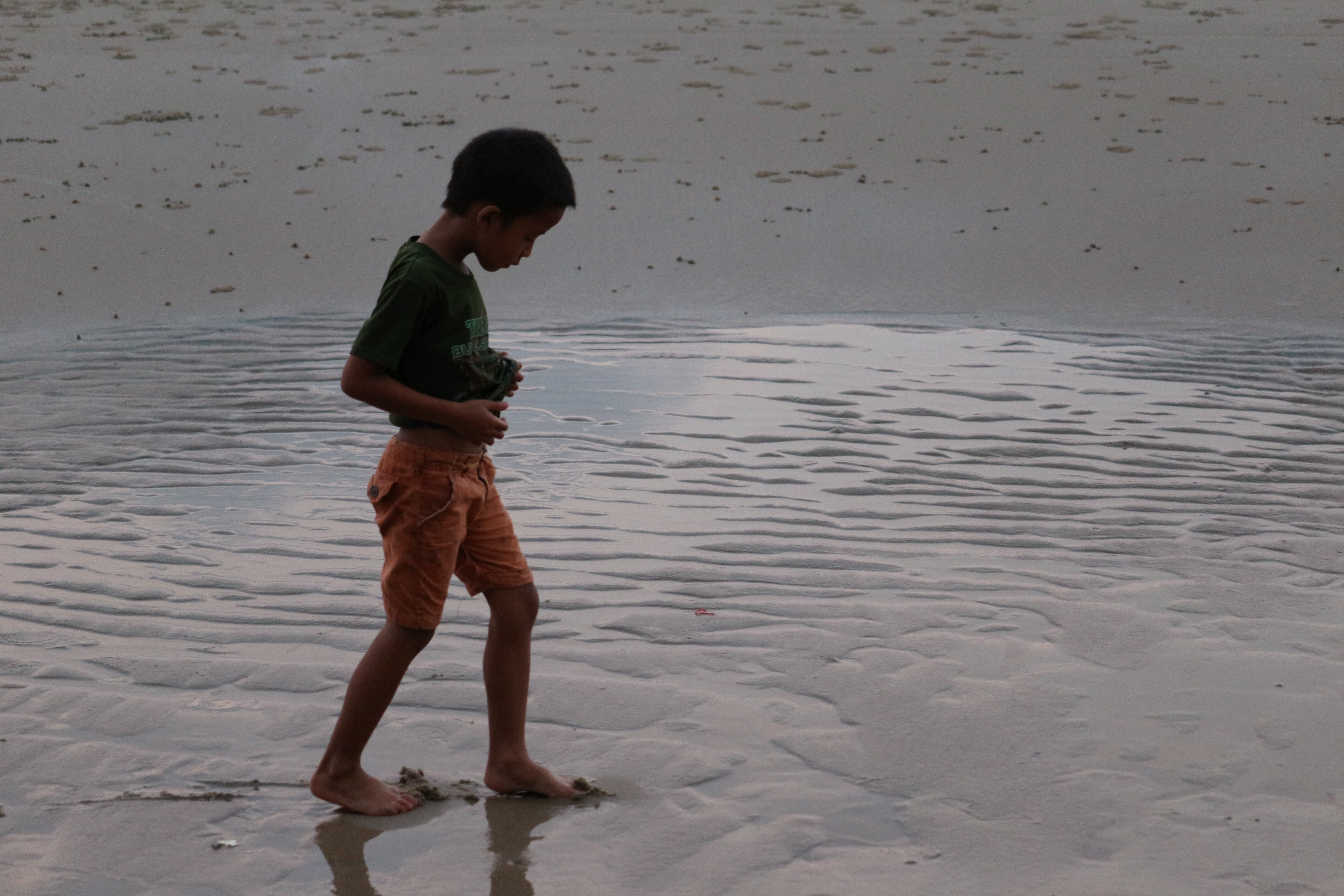 mission humanitaire : enfant jouant sur la plage